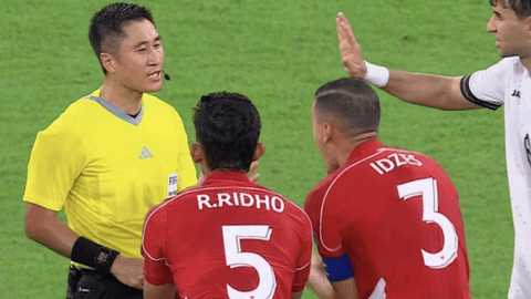 Cầu thủ Indonesia phẫn nộ vì thái độ không chuẩn mực của trọng tài Trung Quốc